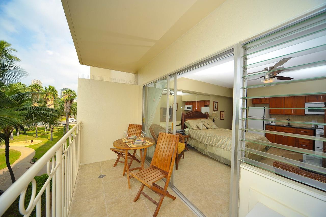 Waikiki Shore Beachfront Χονολουλού Εξωτερικό φωτογραφία